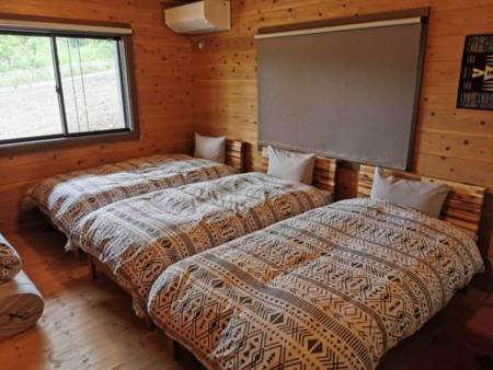 1階主寝室　ベッド３台♪