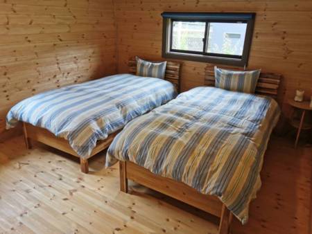 2階洋室　ベッド4台＆布団1組♪