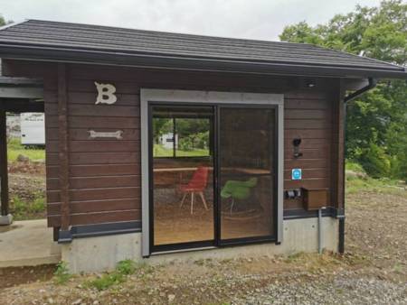 作業小屋にはEV充電器♪