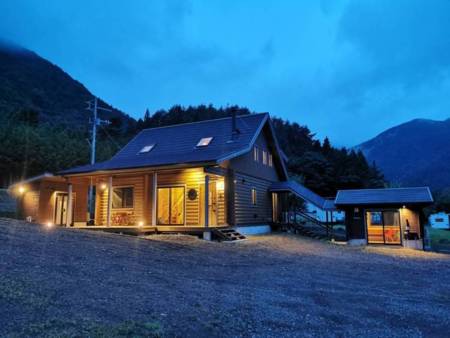 周りを自然に囲まれたログハウス♪