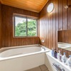 木の温もりと緑を感じる浴室