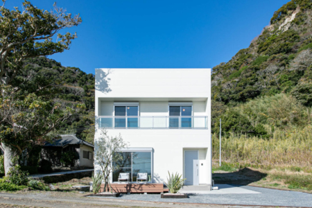 teto外観。海と空に映える白い建物です