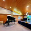 広いラウンジで一望、カラオケセット完備