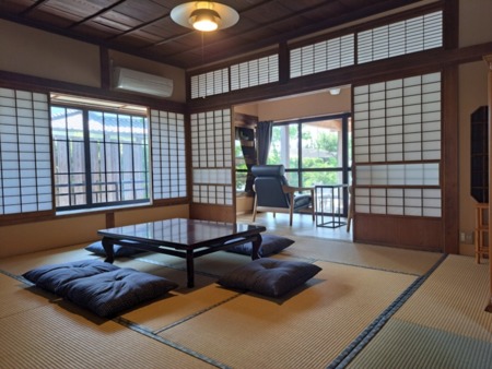 和室　黒柿材を用いた柱をもつ床の間なども