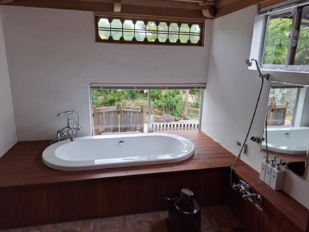 お風呂　風呂場天井は傘上式組立造り