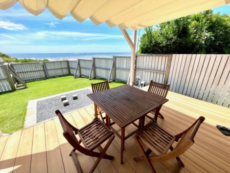 海を見ながらデッキで過ごす休日