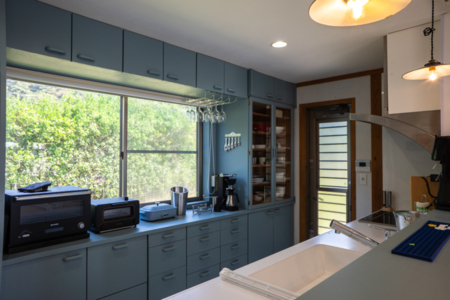 ブルー×白のキッチン