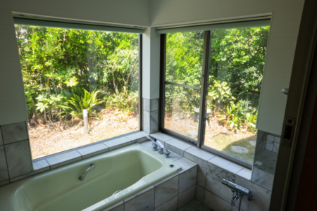 プライベートな開放的バスルーム