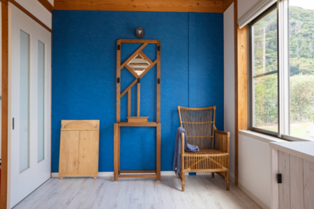 ブルー基調のエントランス