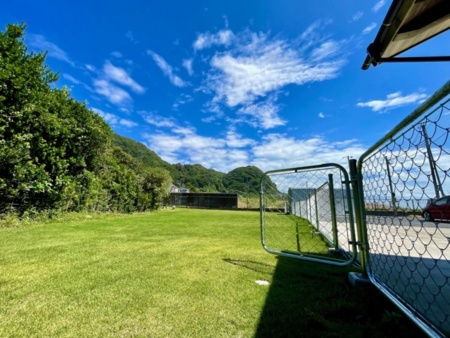 広い芝生の裏庭。柵付きでお子様も安全