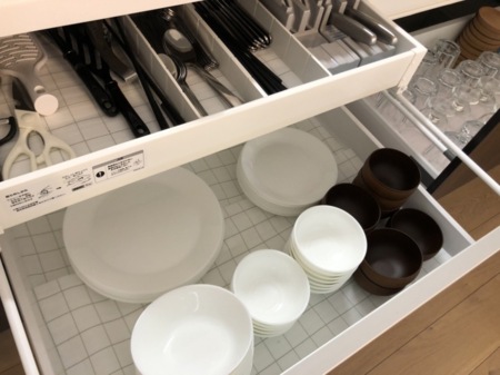 食器、カトラリーご自由にお使いください。