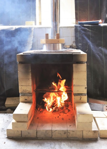 かまどでご飯も炊けます。薪は用意してます