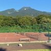 テニスコートへ散歩コースから正面に妙高山