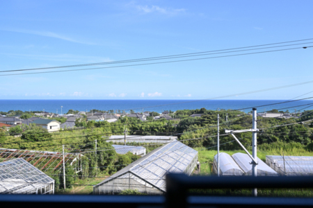 大きな窓から見える空と海の景色