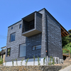 外に飛び出たバルコニーが特徴です