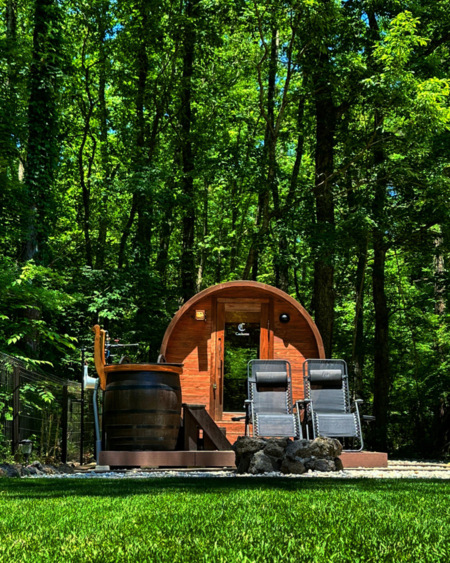 バレルサウナとウィスキー樽の水風呂