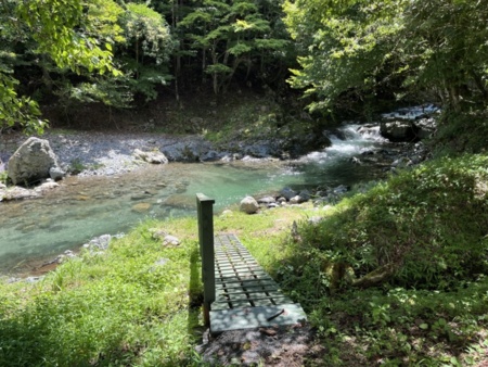 目の前は道志川