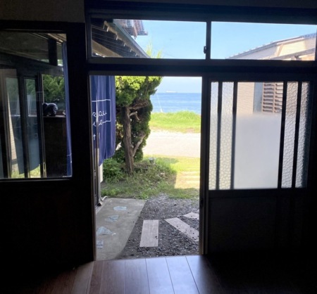 リビングからビーチが見える距離にあります