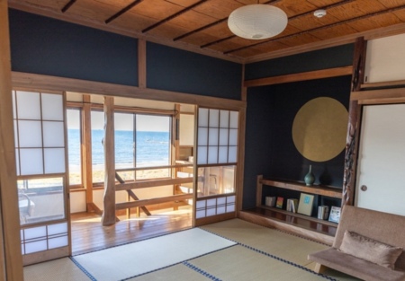 床の間の壁は立派な満月が描かれています