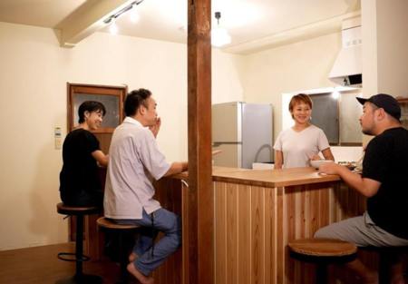 カウンターテーブルを囲い食事ができます