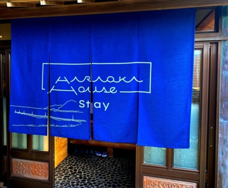 玄関前の「のれん」が目印です