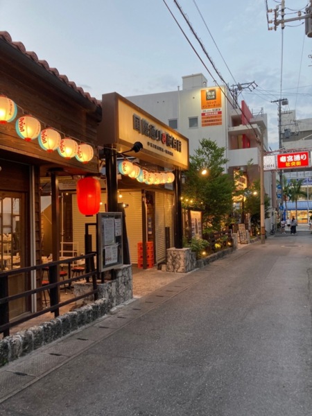 すぐ隣は国際通り屋台村♪