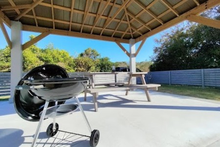 BBQスペースは屋根付き
