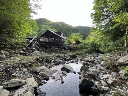 沢沿いに最高の立地です。/専用リバー付き貸別荘ゆったり荘道志