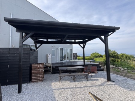 屋根付きのBBQスペース
