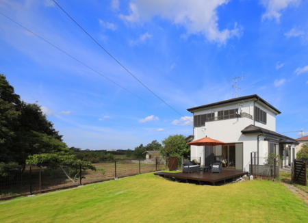 小さな丘に建つ綺麗なお家です。/ガーデンハウス九十九里