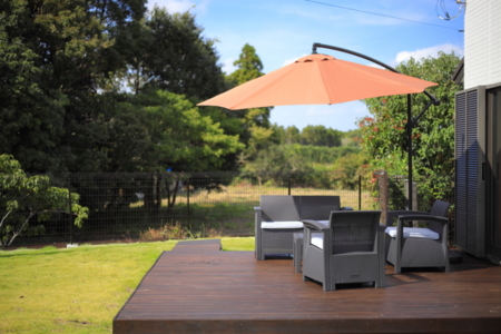 緑に囲まれた広くて心地よいウッドデッキ