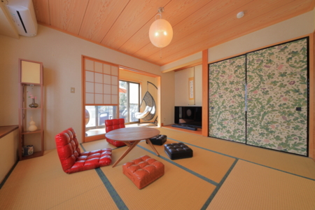 明るい和室のリビングスペース
