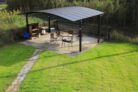 広い屋根付きBBQ！大人数、雨でも大丈夫