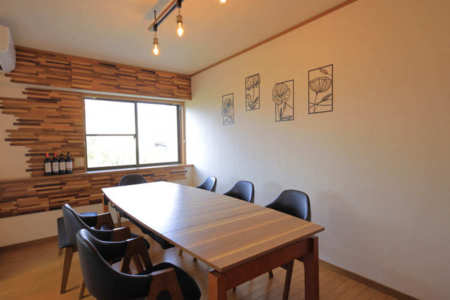 ３mほどの大きな食卓を皆さんで囲めます