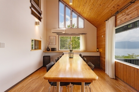 ダイニングテーブルは広めです