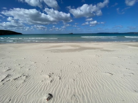 角島、土井が浜の白いビーチまで約６０分