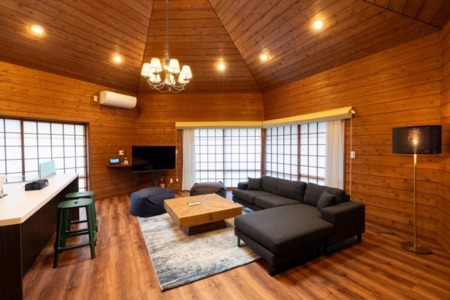 高い天井と大きな窓のリビング＆ダイニング