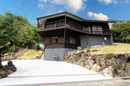 駐車場付きオシャレな外観