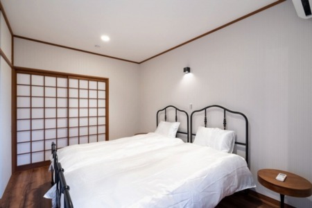 シックで落ち着く寝室