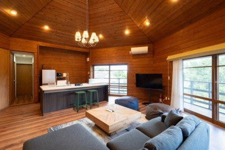 高い天井と大きな窓のリビング＆ダイニング