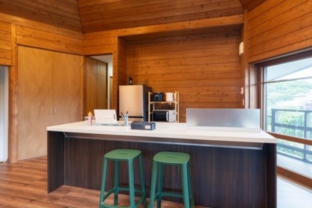 リビングを見渡せる台所