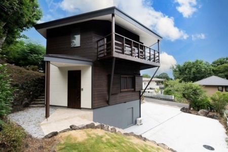 駐車場付きオシャレな外観