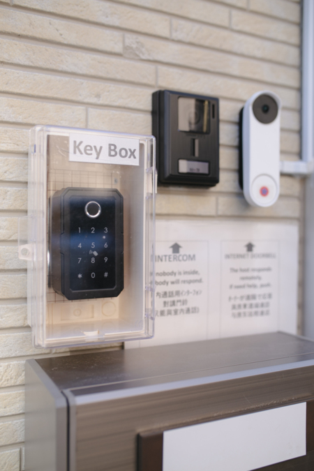 ドア付近　スマートフォン　鍵キーボックス