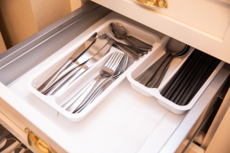 食器、カトラリーご自由にお使いください。