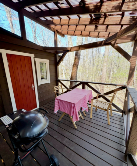 お天気の心配いらずの屋根付きウッドデッキ