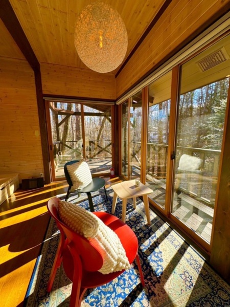 夏は窓を開けてせせらぎの調べを…