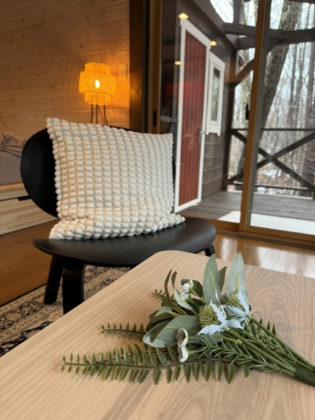 大きな窓から雪景色　静かなティータイム