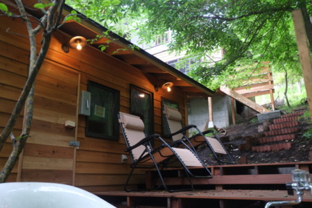 薪ストーブ式の本格的なサウナ小屋