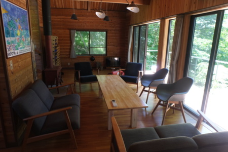 日当たりのよい9連窓の広いリビング