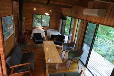 木製折畳みベッドをセットした際のリビング